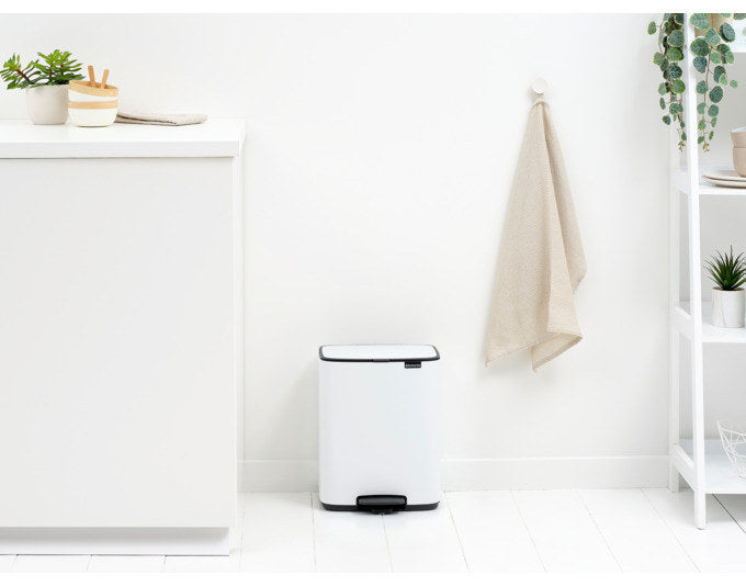 BRABANTIA Treteimer Bo white 12 l in White, Weiss präsentiert im Onlineshop von KAQTU Design AG. Treteimer ist von BRABANTIA