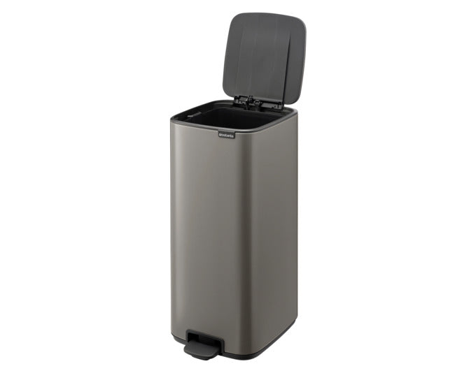 Eleganter BRABANTIA Treteimer Bo in Platinum, 30 l, ideal für modernes Wohnen. Hochwertige Verarbeitung und praktischer Fußtrittmechanismus.