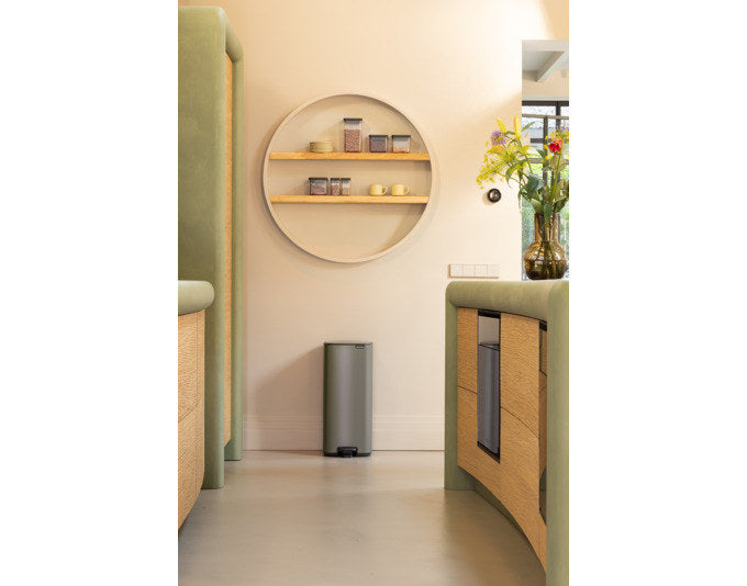 BRABANTIA Treteimer Bo platinum 30 l in Platinum, Grau präsentiert im Onlineshop von KAQTU Design AG. Treteimer ist von BRABANTIA