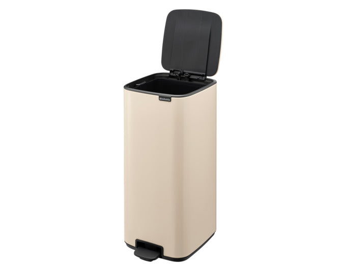 BRABANTIA Treteimer Bo soft beige 30 l in  präsentiert im Onlineshop von KAQTU Design AG. Mülleimer ist von BRABANTIA
