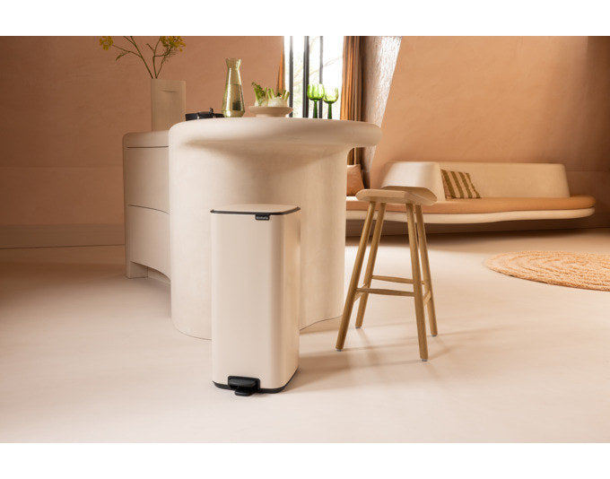 BRABANTIA Treteimer Bo soft beige 30 l in Soft beige, Weiss präsentiert im Onlineshop von KAQTU Design AG. Treteimer ist von BRABANTIA
