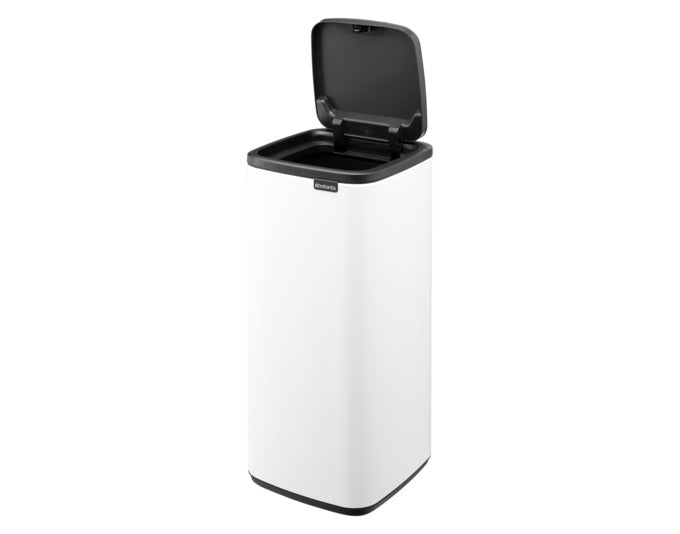 Eleganter BRABANTIA Touch Bin Bo in Weiß, 30 l, ideal für modernes Wohnen. Praktischer Mülleimer mit sanftem Öffnungsmechanismus.