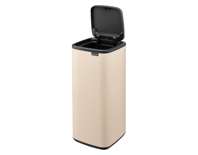 Eleganter BRABANTIA Touch Bin Bo Abfallbehälter in soft beige, 30 l, ideal für modernes Wohnen und stilvolle Müllentsorgung.