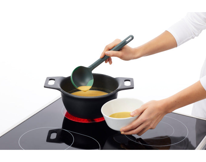 LÉKUÉ Schöpflöffel Silikon 26 cm grün in  präsentiert im Onlineshop von KAQTU Design AG. Kochbesteck ist von LEKUE