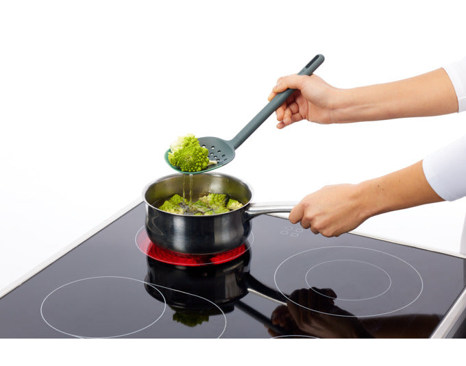 LÉKUÉ Schaumlöffel Silikon 29 cm grün in  präsentiert im Onlineshop von KAQTU Design AG. Kochbesteck ist von LEKUE