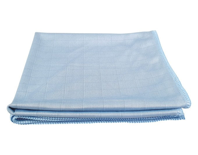 Zwei Mikrofasertücher aus Polyester und Polyamid, eines beige mit Waffelstruktur, eines blau und seidig, für die Glasreinigung.