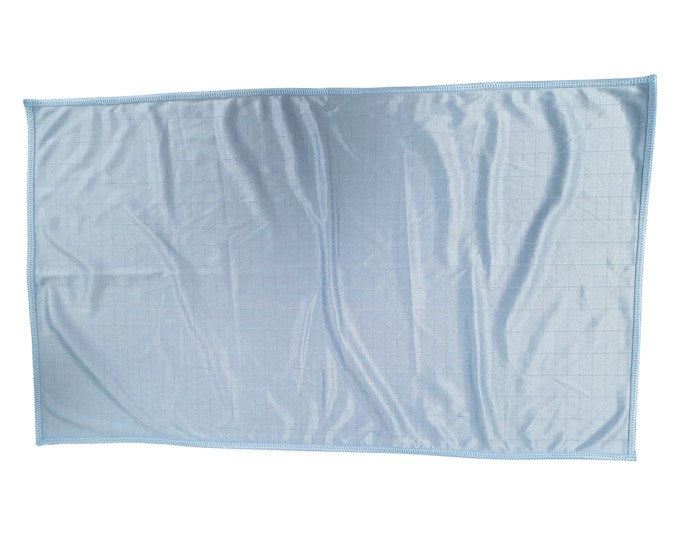 Zwei Mikrofasertücher aus Polyester und Polyamid, eines beige mit Waffelstruktur, eines blau und seidig, für die Glasreinigung.