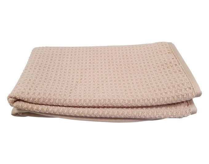 Zwei Mikrofasertücher aus Polyester und Polyamid, eines beige mit Waffelstruktur, eines blau und seidig, für die Glasreinigung.