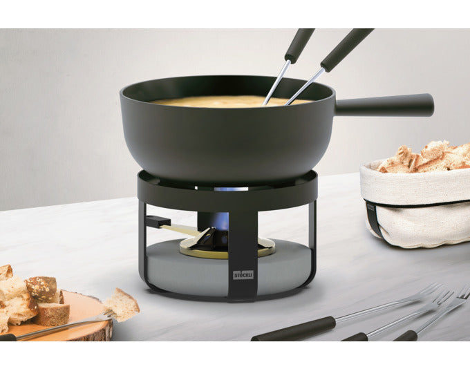 Elegantes STÖCKLI Käsefonduegarnitur Pilatus Stone Classic in stilvollem Design, ideal für gesellige Fondue-Abende. Ø 22 cm, 2.4 l.