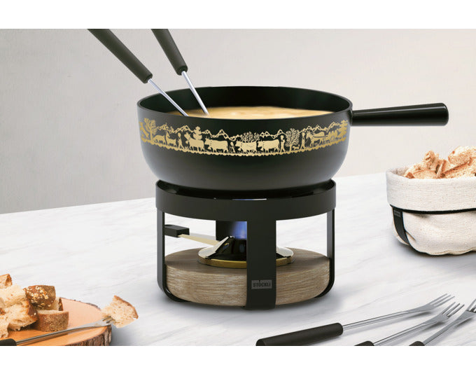 STÖCKLI Käsefonduegarnitur Pilatus Wood Classic Alp, stilvolles Set aus Holz mit 22 cm Durchmesser, ideal für gesellige Fondue-Abende.