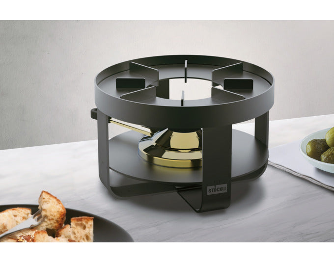 Elegantes STÖCKLI Rechaud Pilatus aus hochwertigem Stahl, Ø 18 cm, ideal für gesellige Fondue-Abende und Raclette-Genuss.
