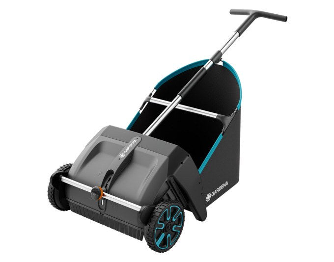 Foto des GARDENA Laub und Rasensammlers in Grau und Schwarz mit einstellbaren Bürsten und Frontspoiler für Rasenflächen und Terrassen.
