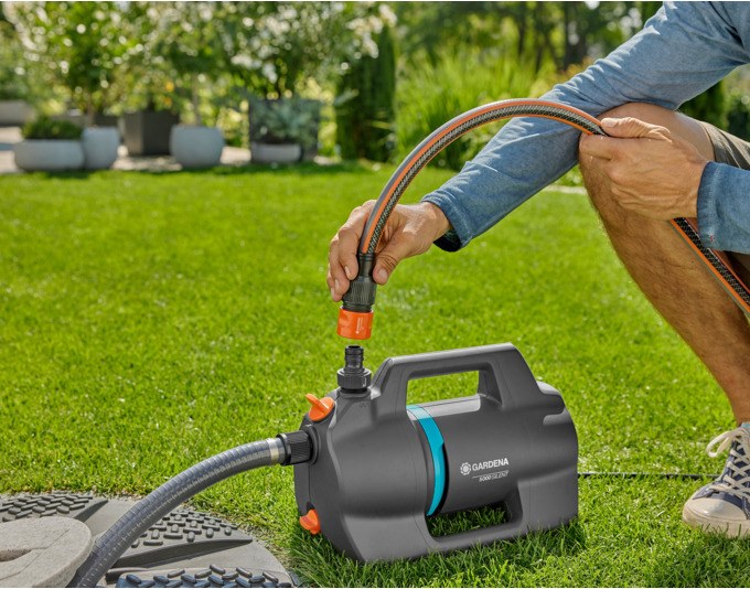 GARDENA Gartenpumpe 5000 Silent in Anthrazit, kompaktes Gehäuse mit Anschlüssen für Gartenschläuche und Bewässerungssysteme, robuste Bauweise.