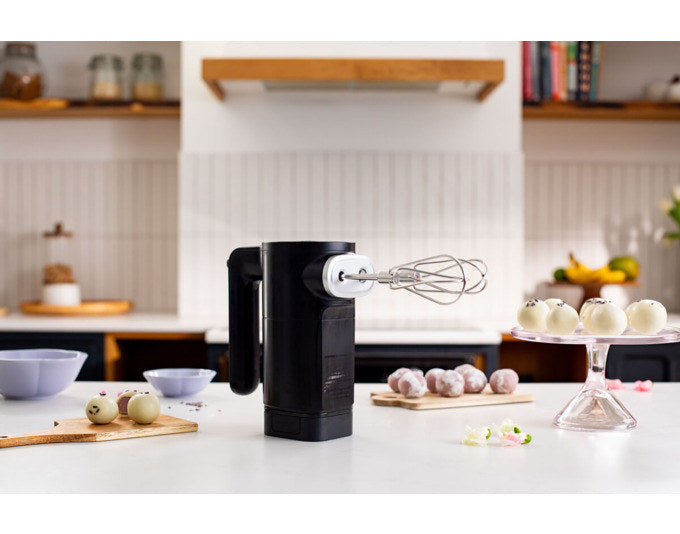 KITCHENAID Handrührer kabellos inkl. Akku schwarz matt in Schwarz matt, Schwarz präsentiert im Onlineshop von KAQTU Design AG. Mixer ist von KITCHEN AID
