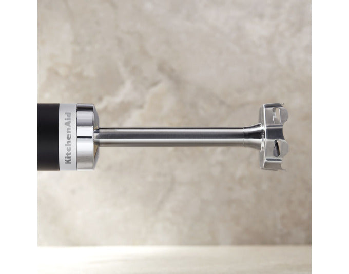 KITCHENAID kabelloser Stabmixer in elegantem Schwarz matt, ideal für müheloses Mixen und Pürieren in der Küche.