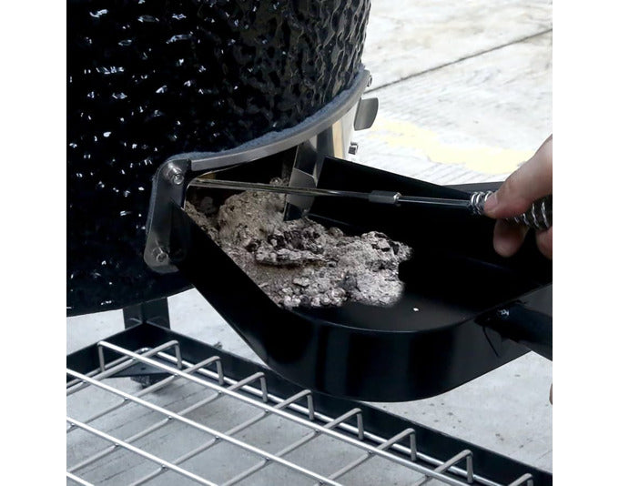 Eleganter Kohle-/Ascheschieber aus Chrom von THE BASTARD, ideal für präzises Arbeiten beim Grillen und Smoken.