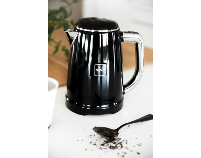 NOVIS Wasserkocher Iconic Line KTC1 schwarz in  präsentiert im Onlineshop von KAQTU Design AG. Küchengerät ist von NOVIS
