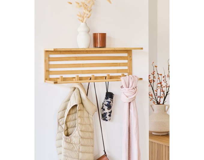 Wandgarderobe aus Bambus mit fünf Haken in den Farben Natur und Braun, montiert an einer Wand, Masse 57x15x20 cm.