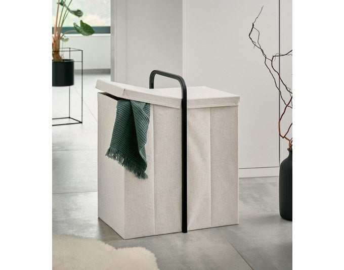 Wäschesammler von ZELLER PRESENT aus cremefarbenem Polyestergewebe mit schwarzen Akzenten, Bambusrahmen, Deckel und Tragegriff.
