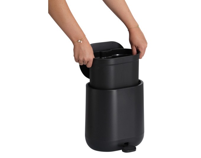 Schwarzer Treteimer aus Kunststoff mit rundem Deckel und Fusspedal, kompakte Bauform, Fassungsvermögen 6 Liter.