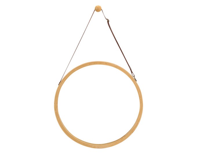 Runder Wandspiegel mit Rahmen aus naturfarbenem Bambus, Durchmesser 38 cm, Stärke 1.5 cm, montiert an einer Wand.