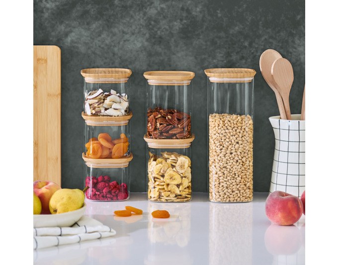 Sechsteiliges Vorratsglas-Set aus Borosilikatglas mit Bambusdeckeln in drei Grössen, transparent mit natürlichem Holzabschluss.