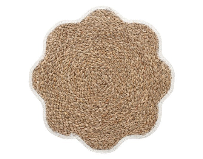 Rundes Tischset aus Naturfasergeflecht (Cyperus malaccensis) in den Farben Natur und Weiss, Durchmesser 38 cm, mit dekorativer Blütenkontur.