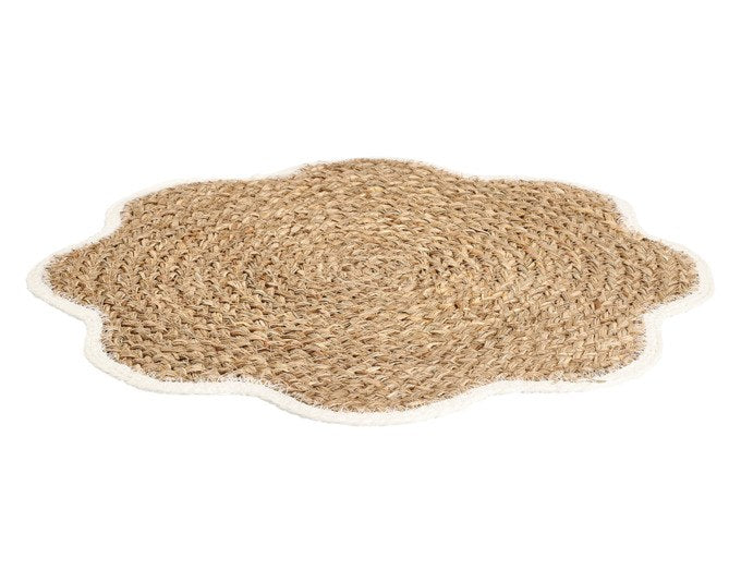 Rundes Tischset aus Naturfasergeflecht (Cyperus malaccensis) in den Farben Natur und Weiss, Durchmesser 38 cm, mit dekorativer Blütenkontur.
