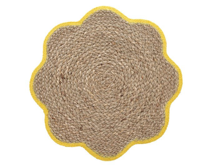 Rundes Tischset aus geflochtenem Naturfasermaterial (Cyperus malaccensis) in Gelb-Braun-Ton, blütenförmige Kontur, Durchmesser 38 cm.