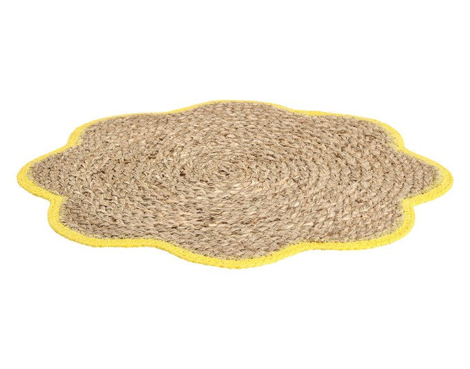 Rundes Tischset aus geflochtenem Naturfasermaterial (Cyperus malaccensis) in Gelb-Braun-Ton, blütenförmige Kontur, Durchmesser 38 cm.