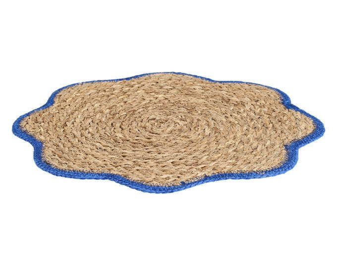 Rundes Tischset aus geflochtenem Naturfasergeflecht (Cyperus malaccensis) in Blau mit blütenförmiger Kontur, Durchmesser 38 cm.