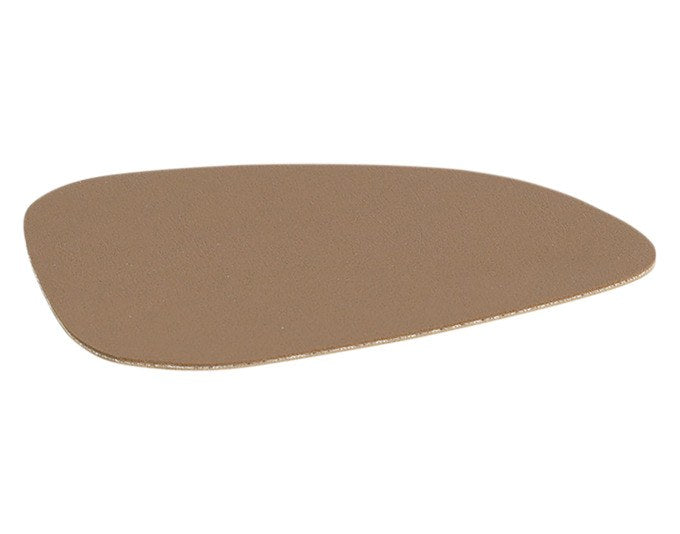 Vier runde Glasuntersetzer aus Kunstleder in Beige und Braun, gestapelt auf einer Tischplatte, Produkt von ZELLER PRESENT.