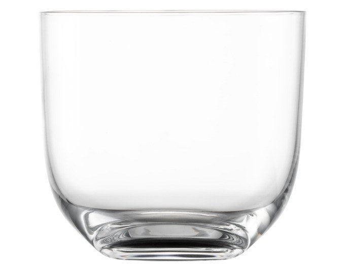 Vier transparente Whiskygläser Tone 60 von ZWIESEL GLAS aus dünnwandigem Glas mit schlanker, moderner Form nebeneinander aufgestellt.