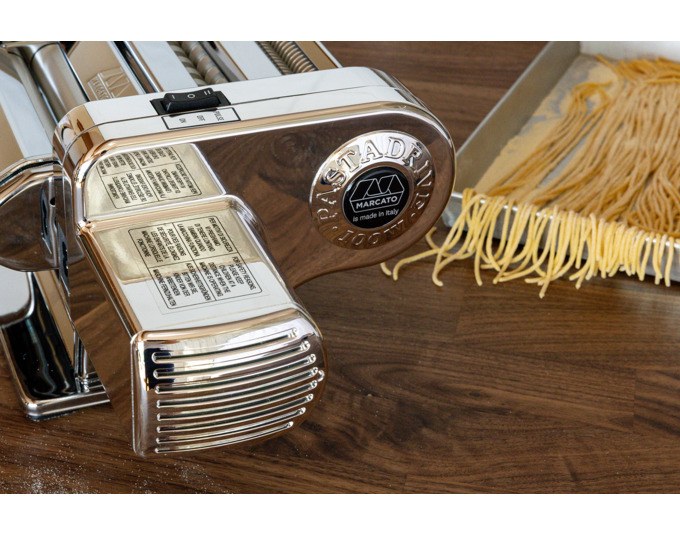 Silberfarbener Motor Pasta Drive von MARCATO, kompakte Bauform zur Montage an Nudelmaschinen anstelle des Kurbelantriebs.