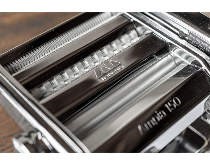 MARCATO Nudelmaschine Ampia 150 Classic in Silber: kompaktes Gehäuse aus rostfreiem Stahl mit zwei Walzen und seitlichem Stellrad.