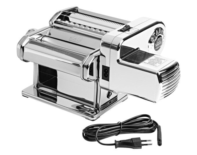 Silberfarbene Nudelmaschine aus Edelstahl mit eloxierten Aluminiumwalzen und Motorantrieb, integrierter Regler für Teigstärke sichtbar.