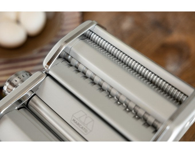 MARCATO Nudelmaschine Atlas Plus ICE in silber matt, Pastamaschine aus Edelstahl mit verstellbaren Walzen aus eloxiertem Aluminium.