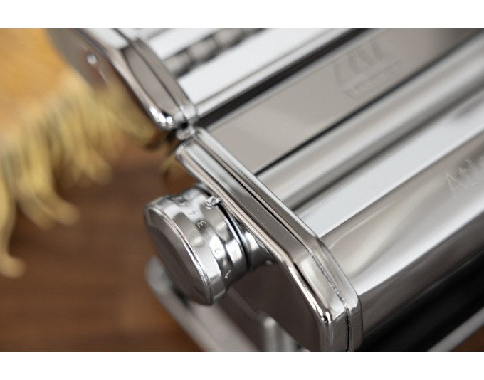 MARCATO Nudelmaschine Atlas Plus Chrome in Silber, Pastamaschine aus Edelstahl mit verchromten Walzen aus eloxiertem Aluminium.