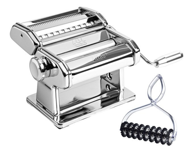 MARCATO Nudelmaschine Set Atlas Plus in Silber aus Edelstahl mit eloxierten Aluminiumwalzen und beiliegendem Teigrad Pasta Bike auf neutralem Hintergrund