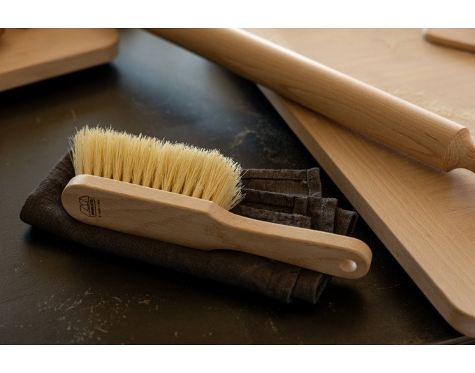 Helle Holzbürste mit dicht angeordneten hellen Borsten aus Tampico-Faser, rechteckige Form mit ergonomischem Griff, MARCATO Mehlbürste.