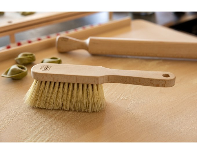 Helle Holzbürste mit dicht angeordneten hellen Borsten aus Tampico-Faser, rechteckige Form mit ergonomischem Griff, MARCATO Mehlbürste.