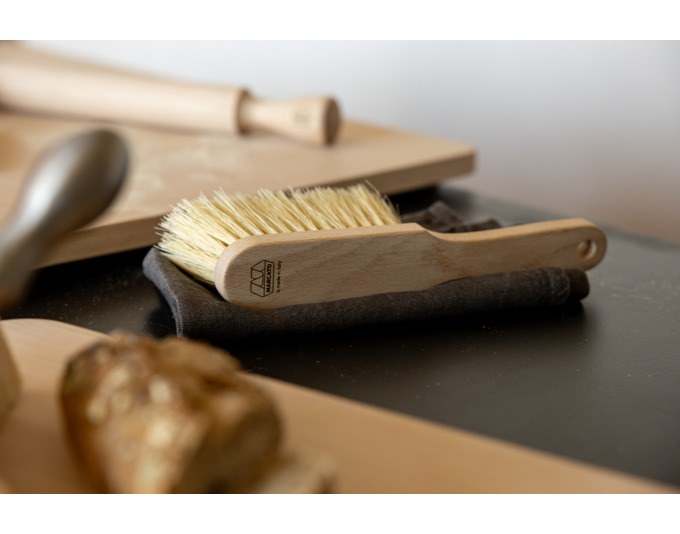 Helle Holzbürste mit dicht angeordneten hellen Borsten aus Tampico-Faser, rechteckige Form mit ergonomischem Griff, MARCATO Mehlbürste.