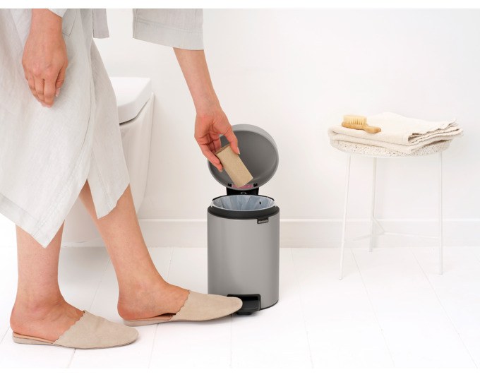 Grauer Treteimer BRABANTIA NewIcon mit 3 Liter Fassungsvermögen, Pedal, Deckel und herausnehmbarem Kunststoff-Inneneimer.