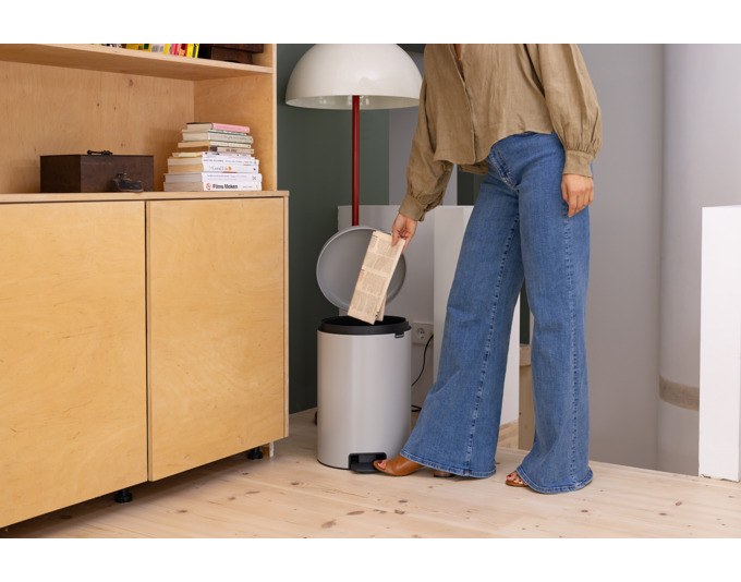 Grauer Kunststoff-Treteimer BRABANTIA NewIcon mit Pedal, geschlossenem Deckel und rechteckiger, kompakter Form für Bad oder WC.