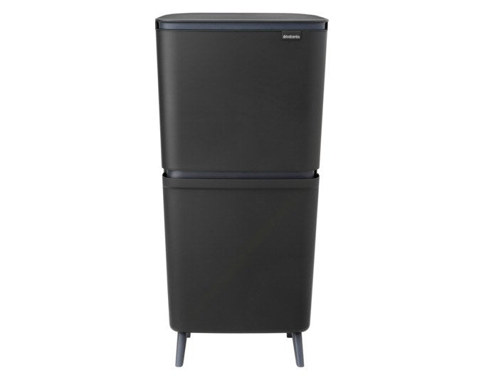 Grauer BRABANTIA Mülleimer SortUp Hi mit zwei herausnehmbaren Inneneimern, vertikaler modularer Bauweise und erhöhten Füssen.