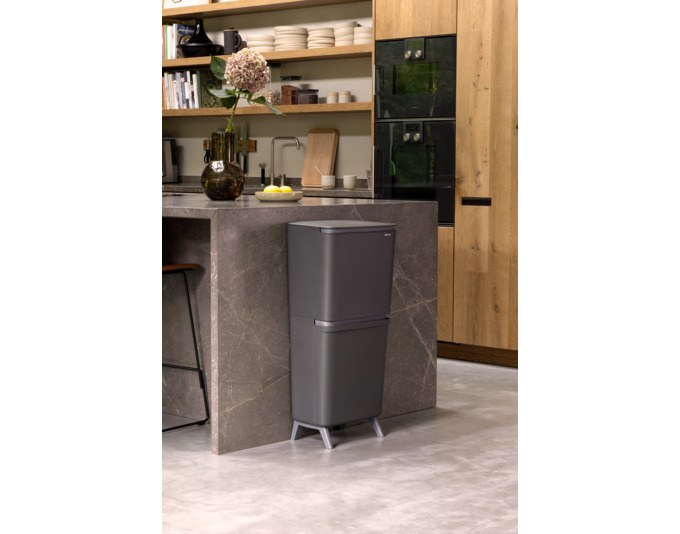 Grauer BRABANTIA Mülleimer SortUp Hi mit zwei herausnehmbaren Inneneimern, vertikaler modularer Bauweise und erhöhten Füssen.