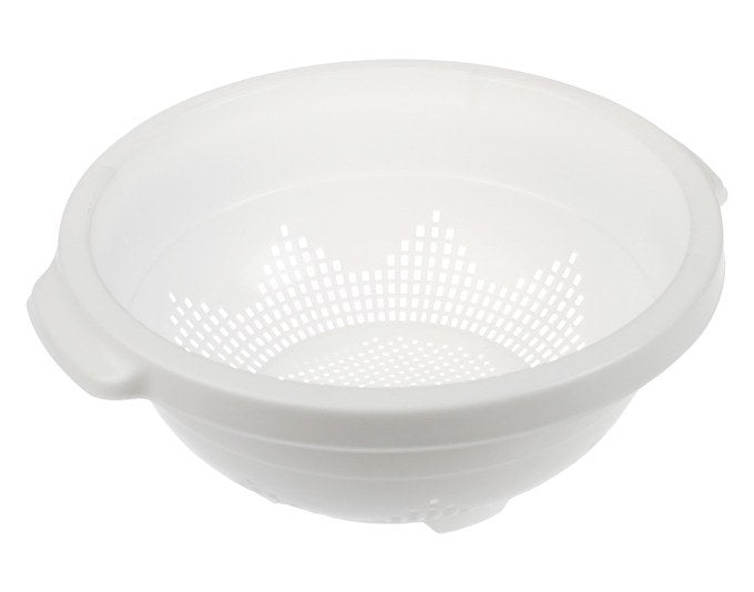 Weisses Salatsieb aus Kunststoff mit rundem Boden, Durchmesser 30 cm, zwei ergonomischen Griffen und kleinen Standfüssen am Boden.