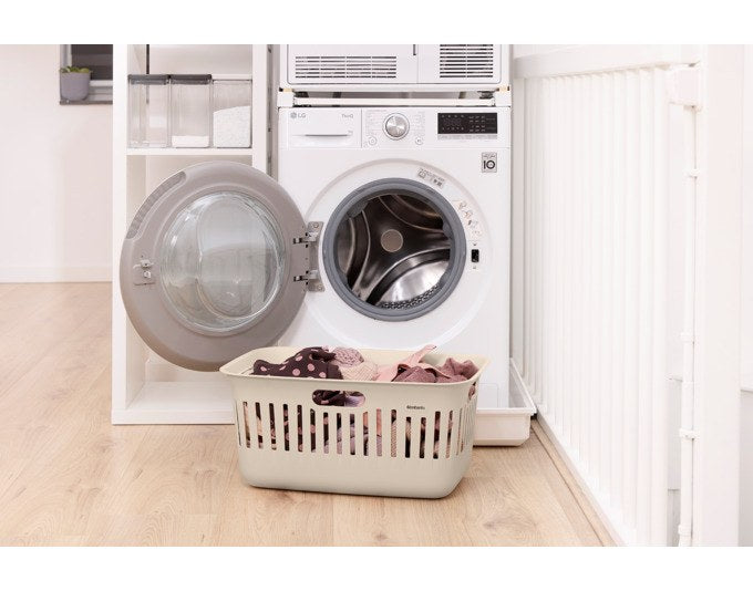 Beiger Wäschekorb Collect-It von BRABANTIA aus Kunststoff mit drei Griffen, stabilem Rand und seitlichen Belüftungsschlitzen in Soft beige und Weiss.