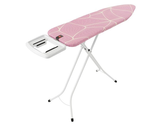 Bügelbrett von BRABANTIA in Lilac Waves mit rosa Bezugsmuster, stabilem Stahlrohrgestell und höhenverstellbarem Vierfussrahmen.