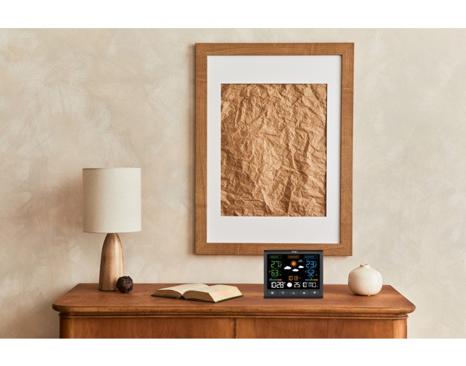 Schwarze TFA Funk-Wetterstation Contrast mit rechteckigem Kunststoffgehäuse und VA-Farbdisplay zur Anzeige von Temperatur, Luftfeuchtigkeit und Wettersymbolen.